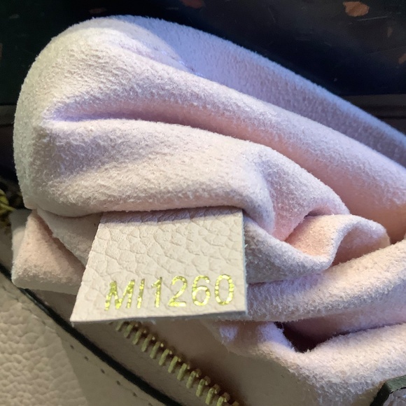 Lv purse by the pool - Picture 8 of 9